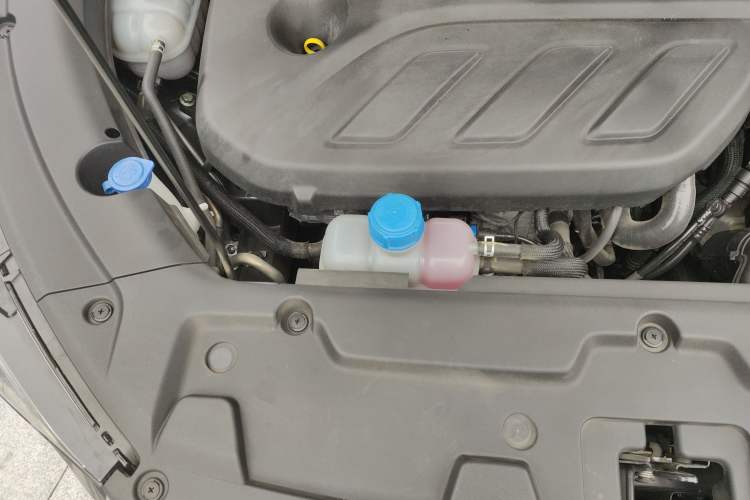 Used CHANGAN OSHAN X5 2021 1.5T DCT Prestige Edition Engine Bay Right