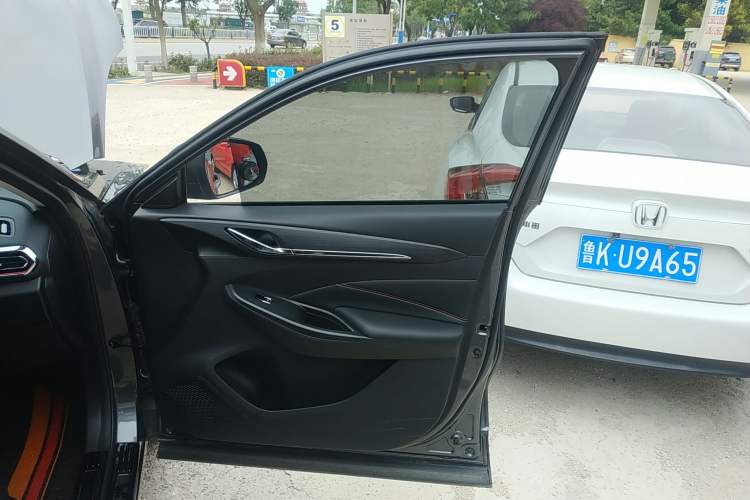 Used CHANGAN OSHAN X5 2021 Revised Version 1.6L Manual Luxury Edition Interior 2