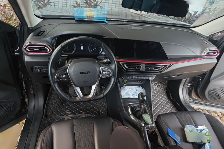 Used CHANGAN OSHAN X5 2021 Revised Version 1.6L Manual Luxury Edition Interior 2