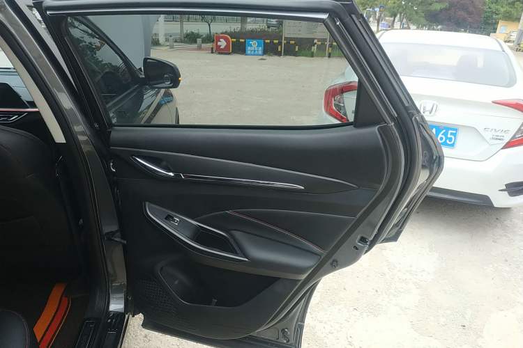 Used CHANGAN OSHAN X5 2021 Revised Version 1.6L Manual Luxury Edition Interior 3