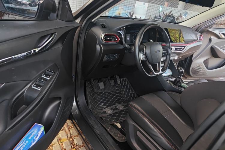 Used CHANGAN OSHAN X5 2021 Revised Version 1.6L Manual Luxury Edition Interior 3