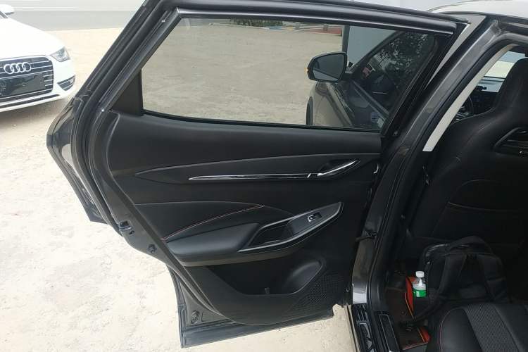 Used CHANGAN OSHAN X5 2021 Revised Version 1.6L Manual Luxury Edition Interior 5