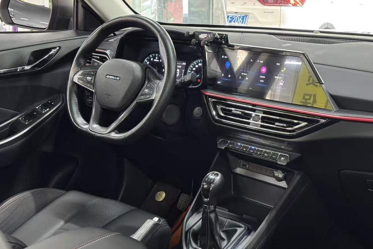 Used CHANGAN OSHAN X5 2021 Revised Version 1.6L Manual Luxury Edition Interior 6