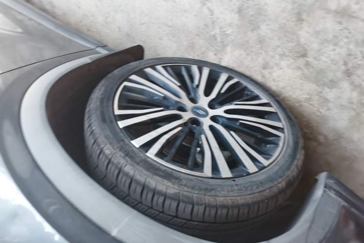 Used CHANGAN OSHAN X5 2021 1.5T DCT Flagship Edition Left Front Wheel Hub
