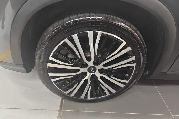Used CHANGAN OSHAN X5 2021 1.5T DCT Flagship Edition Left Front Wheel Hub