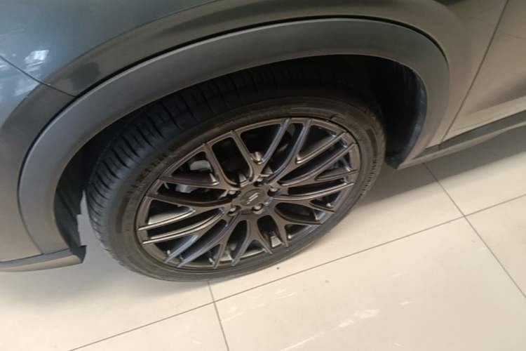 Used CHANGAN OSHAN X5 2021 1.5T DCT Flagship Edition Left Front Wheel Hub
