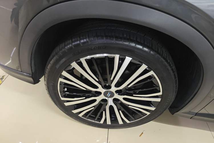 Used CHANGAN OSHAN X5 2021 1.5T DCT Flagship Edition Left Front Wheel Hub