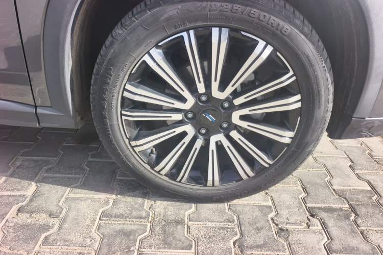 Used CHANGAN OSHAN X5 2021 1.5T DCT Prestige Edition Right Front Wheel Hub