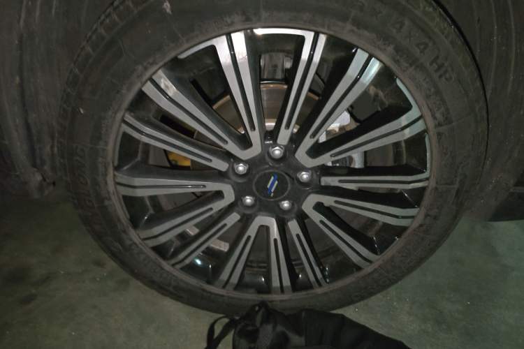 Used CHANGAN OSHAN X5 2021 1.5T DCT Prestige Edition Right Front Wheel Hub