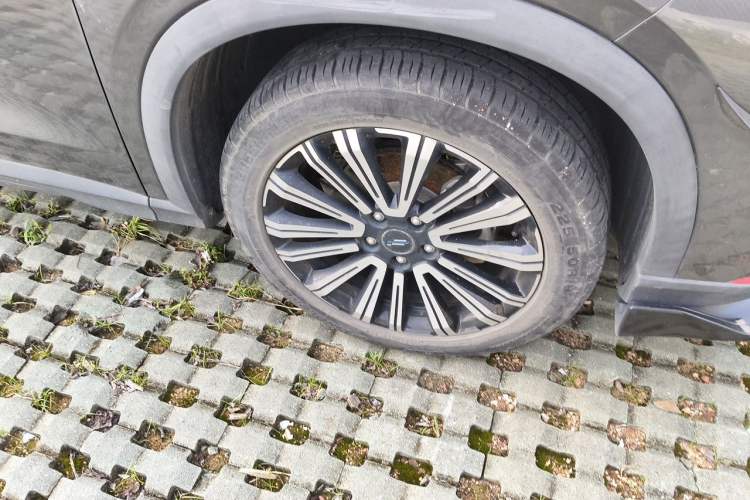 Used CHANGAN OSHAN X5 2021 1.6L CVT Luxury Model Right Front Wheel Hub
