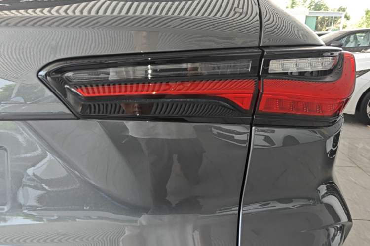 Used CHANGAN OSHAN X5 2021 Revised Version 1.5T DCT Luxury Edition Right Rear Taillight