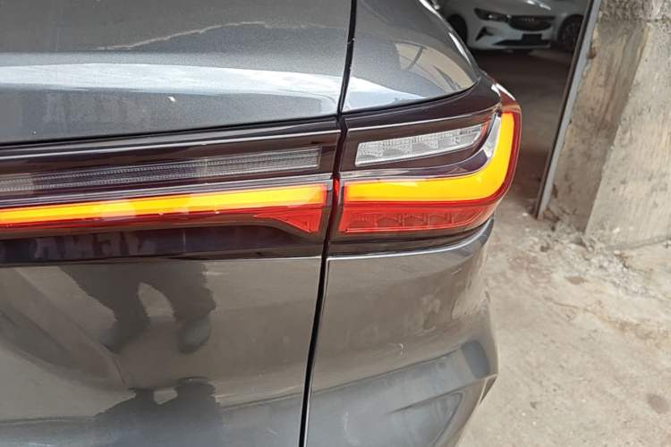 Used CHANGAN OSHAN X5 2021 Revised Version 1.5T DCT Luxury Edition Right Rear Taillight