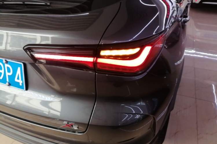 Used CHANGAN OSHAN X5 2021 Revised Version 1.6L CVT Luxury Edition Right Rear Taillight