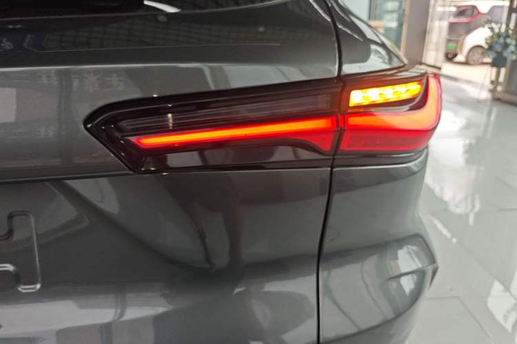 Used CHANGAN OSHAN X5 2021 1.5T DCT Prestige Edition Right Rear Taillight