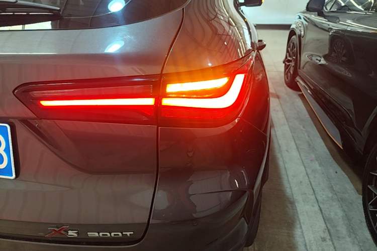 Used CHANGAN OSHAN X5 2021 Revised Version 1.5T DCT Luxury Edition Right Rear Taillight