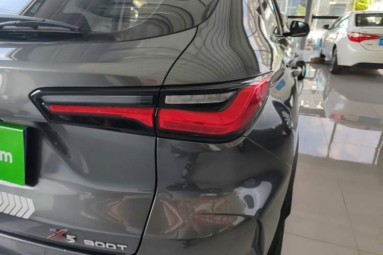 Used CHANGAN OSHAN X5 2021 1.5T DCT Prestige Edition Right Rear Taillight