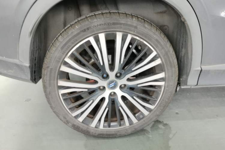 Used CHANGAN OSHAN X5 2021 1.5T DCT Flagship Edition Right Rear Wheel Hub