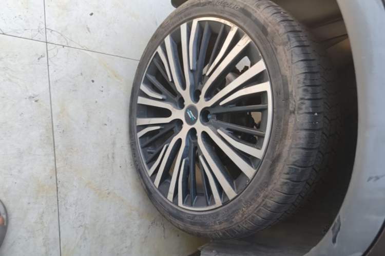 Used CHANGAN OSHAN X5 2021 1.5T DCT Flagship Edition Right Rear Wheel Hub