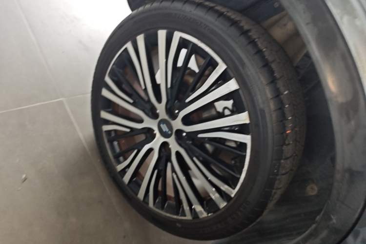 Used CHANGAN OSHAN X5 2021 1.5T DCT Flagship Edition Right Rear Wheel Hub
