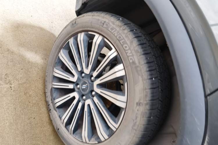 Used CHANGAN OSHAN X5 2021 1.5T DCT Prestige Edition Right Rear Wheel Hub