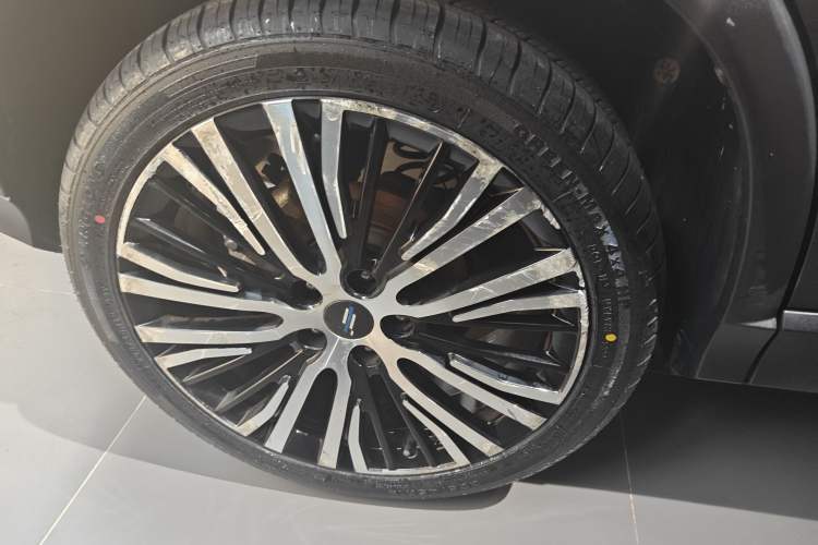 Used CHANGAN OSHAN X5 2021 1.5T DCT Flagship Edition Right Rear Wheel Hub
