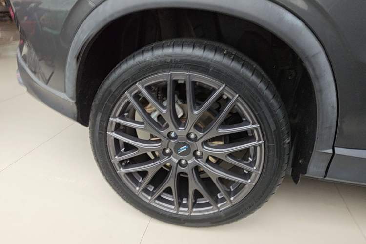Used CHANGAN OSHAN X5 2021 1.5T DCT Flagship Edition Right Rear Wheel Hub