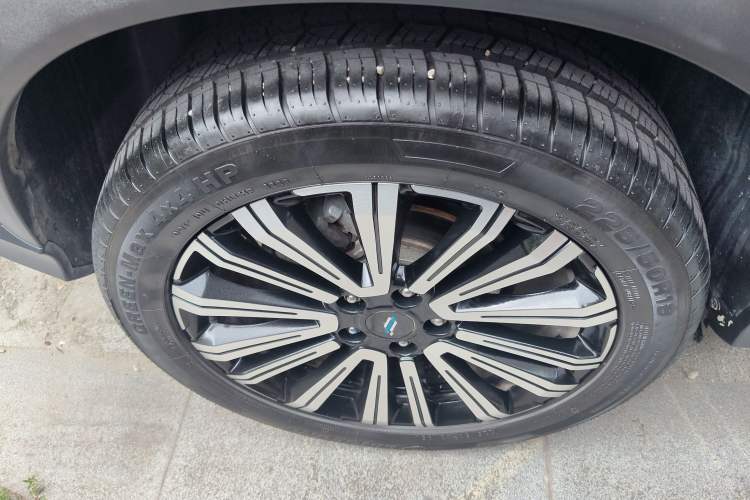 Used CHANGAN OSHAN X5 2021 1.5T DCT Prestige Edition Right Rear Wheel Hub