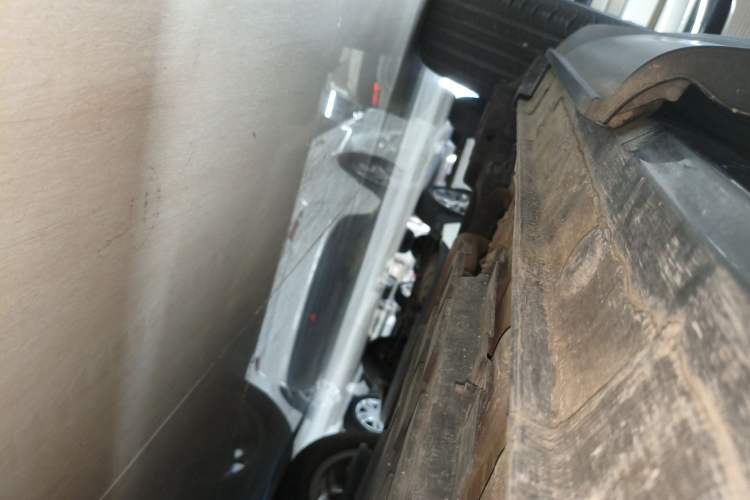 Used CHANGAN OSHAN X5 2021 1.6L CVT Luxury Model Right Side Sill
