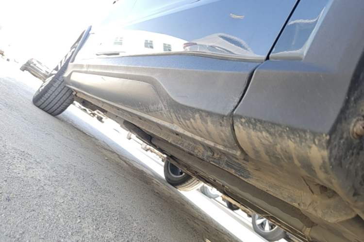 Used CHANGAN OSHAN X5 2021 1.6L CVT Luxury Model Right Side Sill