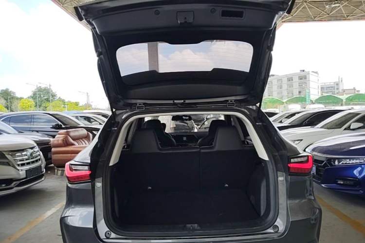 Used CHANGAN OSHAN X5 2021 1.6L CVT Luxury Model Trunk