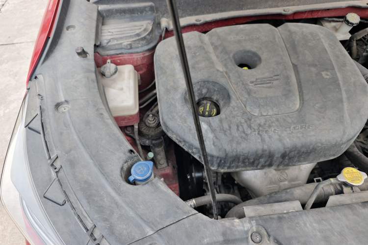 Used CHANGAN OSHAN X5 2021 1.6L CVT Luxury Model Engine Bay Right