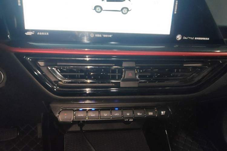 Used CHANGAN OSHAN X5 2021 1.5T DCT Prestige Edition Audio And AC Panel