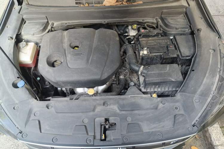 Used CHANGAN OSHAN X5 2021 1.6L CVT Luxury Version Engine Bay