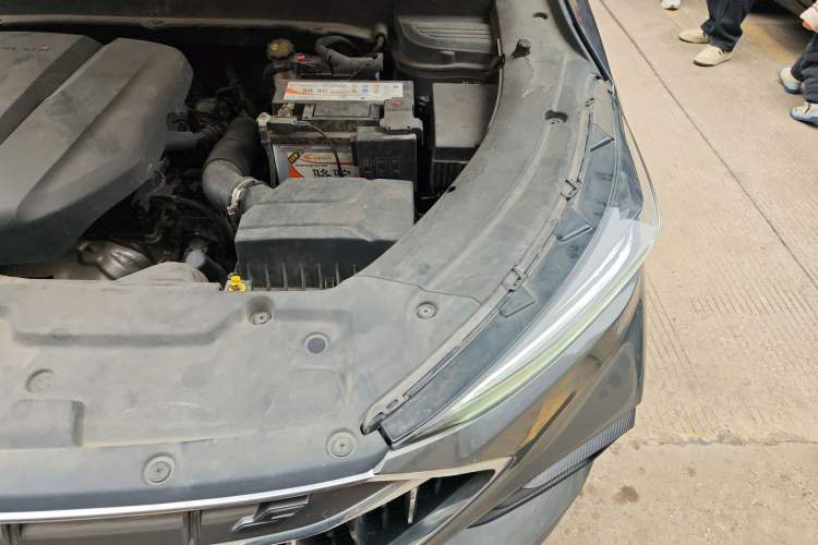 Used CHANGAN OSHAN X5 2021 1.6L CVT Luxury Model Engine Bay Left