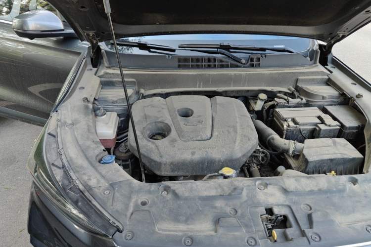 Used CHANGAN OSHAN X5 2021 1.6L CVT Flagship Model Engine Bay Right