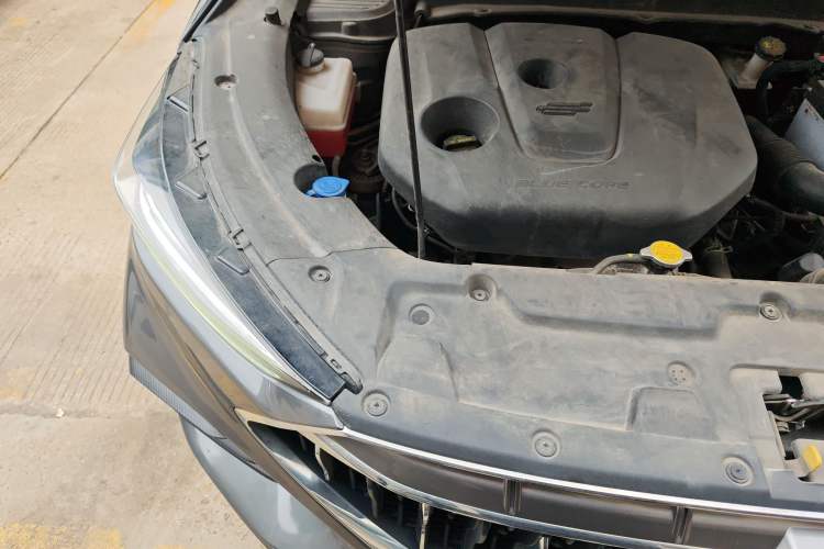 Used CHANGAN OSHAN X5 2021 1.6L CVT Luxury Model Engine Bay Right