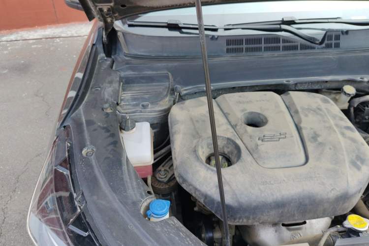 Used CHANGAN OSHAN X5 2021 1.6L CVT Luxury Model Engine Bay Right