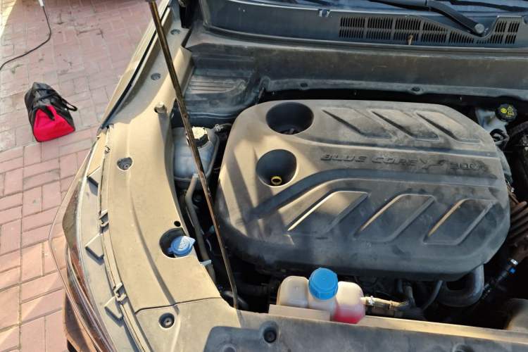 Used CHANGAN OSHAN X5 2021 Revised Version 1.5T DCT Luxury Edition Engine Bay Right