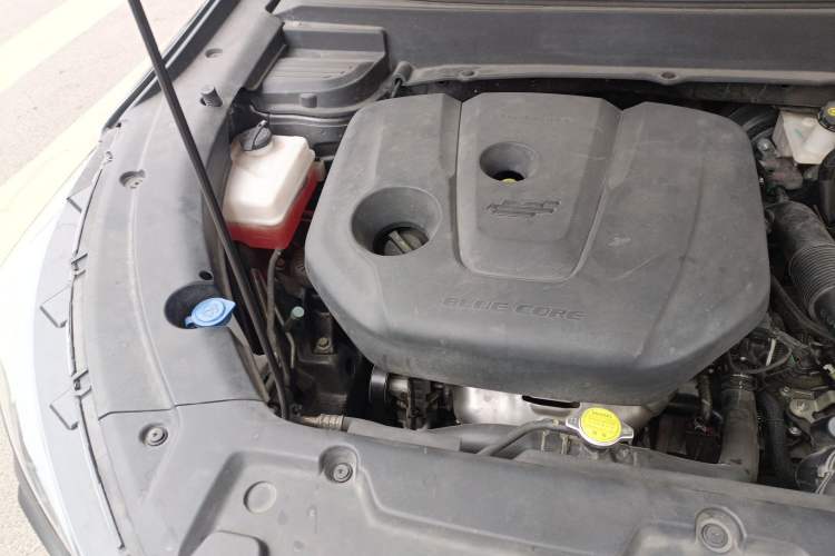 Used CHANGAN OSHAN X5 2021 1.6L CVT Luxury Model Engine Bay Right