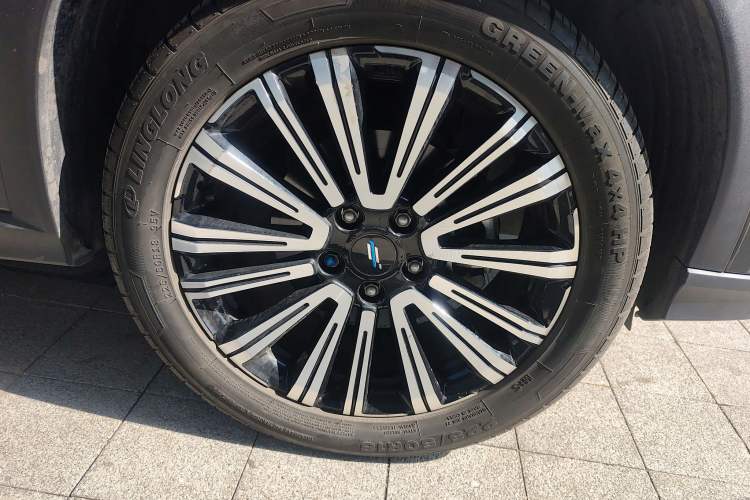 Used CHANGAN OSHAN X5 2021 1.5T DCT Prestige Edition Right Front Wheel Hub