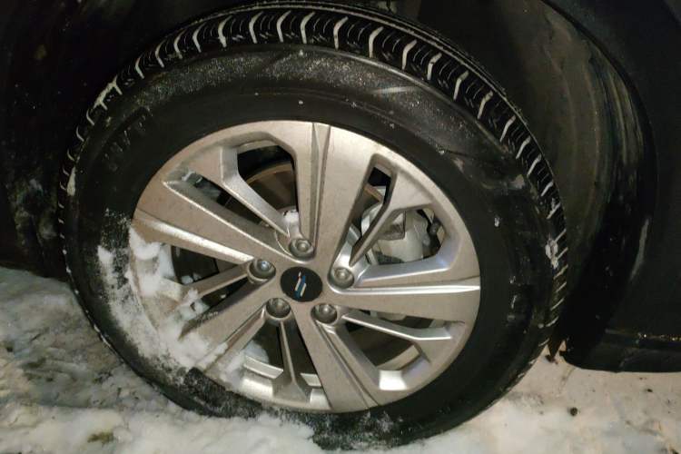 Used CHANGAN OSHAN X5 2021 Revised Version 1.6L Manual Luxury Edition Right Front Wheel Hub