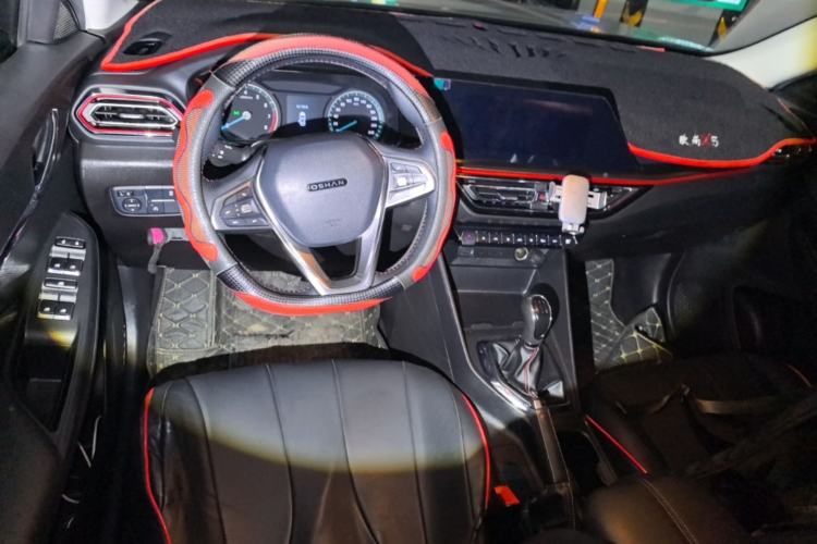Used CHANGAN OSHAN X5 2021 Revised Version 1.6L Manual Luxury Edition Center Console