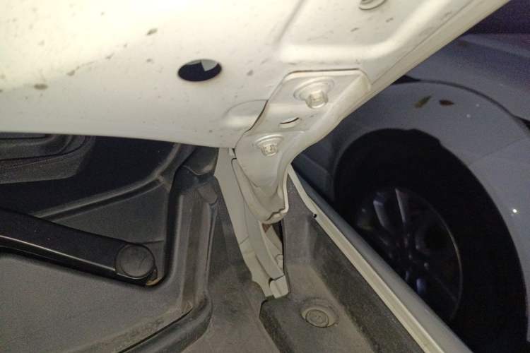 Used CHANGAN OSHAN X5 2021 1.6L CVT Luxury Model Engine Bay Left