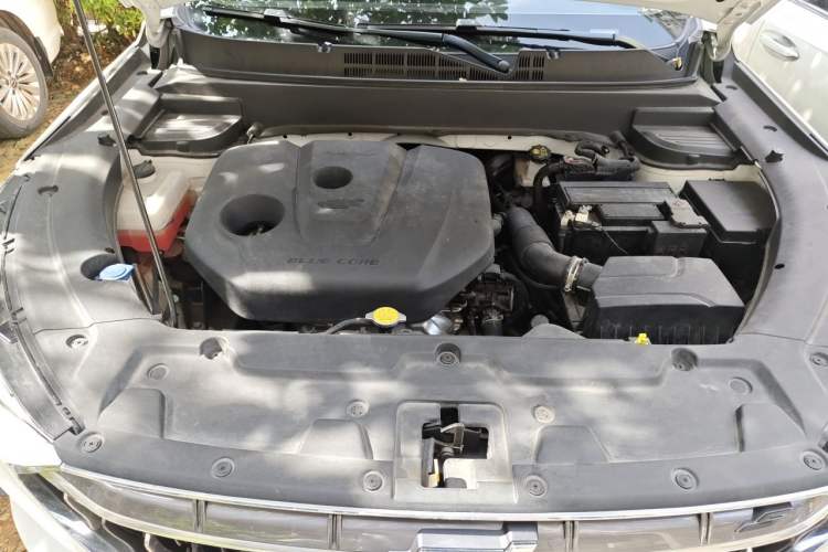 Used CHANGAN OSHAN X5 2021 1.6L CVT Flagship Model Engine Bay