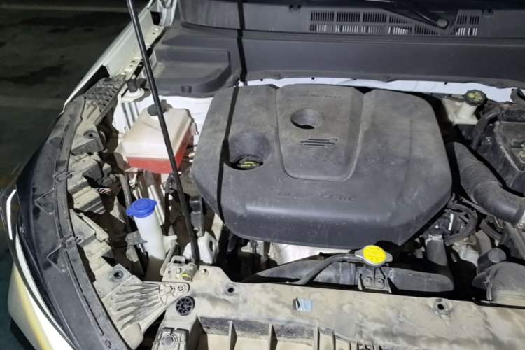 Used CHANGAN OSHAN X5 2021 Revised Version 1.6L Manual Luxury Edition Engine Bay Right