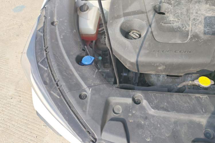 Used CHANGAN OSHAN X5 2021 1.6L CVT Luxury Model Engine Bay Right