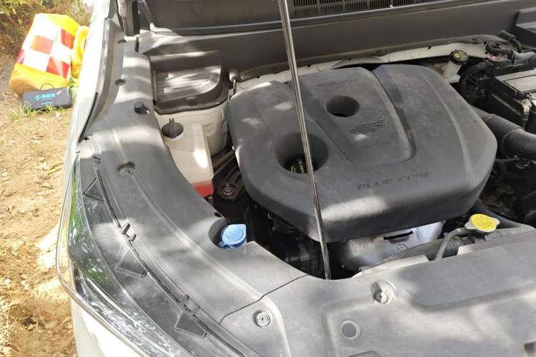 Used CHANGAN OSHAN X5 2021 1.6L CVT Flagship Model Engine Bay Right