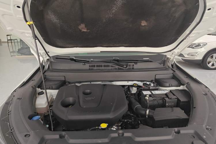 Used CHANGAN OSHAN X5 2021 Revised Version 1.6L Manual Luxury Edition Engine Bay