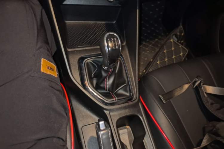 Used CHANGAN OSHAN X5 2021 Revised Version 1.6L Manual Luxury Edition Gear Lever