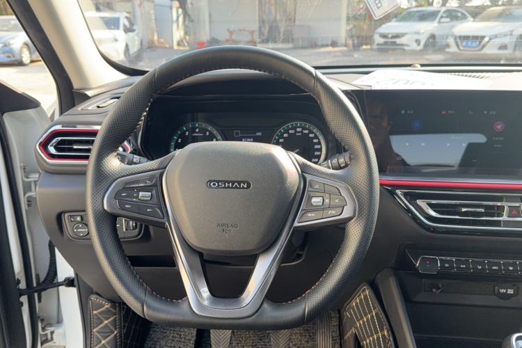 Used CHANGAN OSHAN X5 2021 Revised Version 1.6L Manual Luxury Edition Interior 4